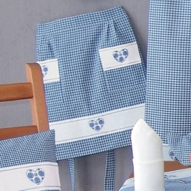 Küche und mehr - Halbschürze, blau-weiß kariert Stickerei "Herz" (50/70 cm)