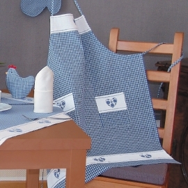 Küche und mehr - Latzschürze, blau-weiß kariert Stickerei "Herz" (70/85 cm)