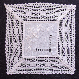 Decke quadratisch - weiß Stickerei mit Häkelspitze (35/35 cm)