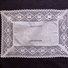 Decke - weiß Stickerei mit Häkelspitze (35/50 cm)