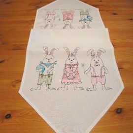 Tischläufer - wollweiß-bunt Stickerei "drei Hasen" (40/140 cm)