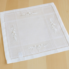 Decke quadratisch - wollweiß Stickerei Blumen - weiß mit Hohlsaum (30/30)